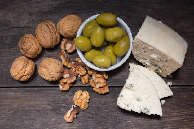 Queijo roquefort com nozes e azeitonas