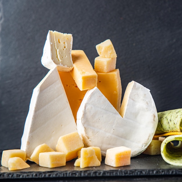 Queijo sortido antepasto queijos aperitivo pronto para comer refeição lanche na mesa