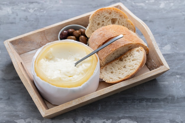 Queijo típico português com pão e azeitonas