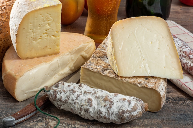 Queijos e tomme de savoie, queijo francês savoy, francês alpes frança