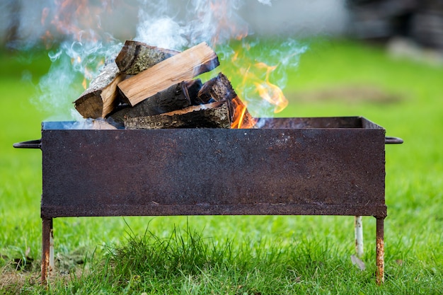 Queima de lenha de caixa de metal para churrasco.