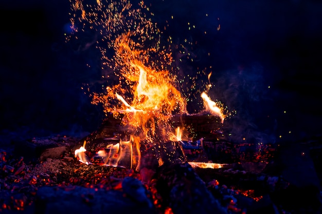 Queima de madeira à noite