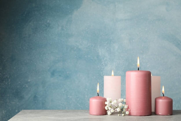 Queima de velas e flores contra azul, espaço para texto