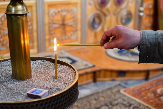 queima de velas em uma igreja cristã ortodoxa