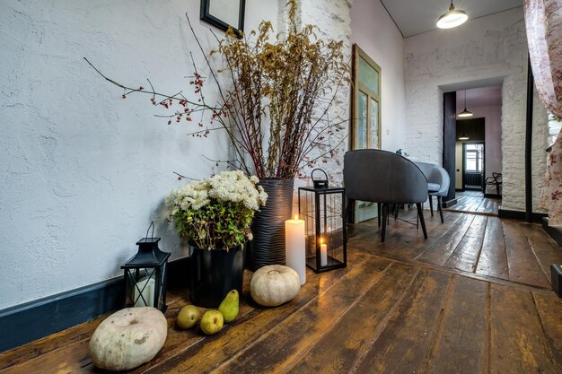 Queima de velas em uma mesa com flores com óculos ou frutas atmosfera romântica íntima