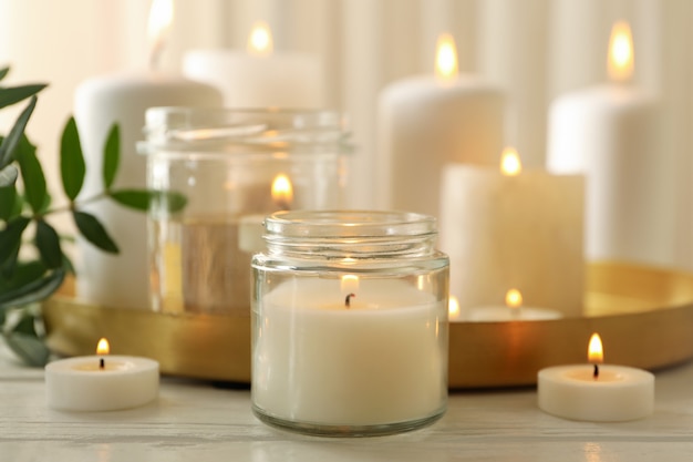 Foto queima velas perfumadas para relaxar na mesa de madeira branca