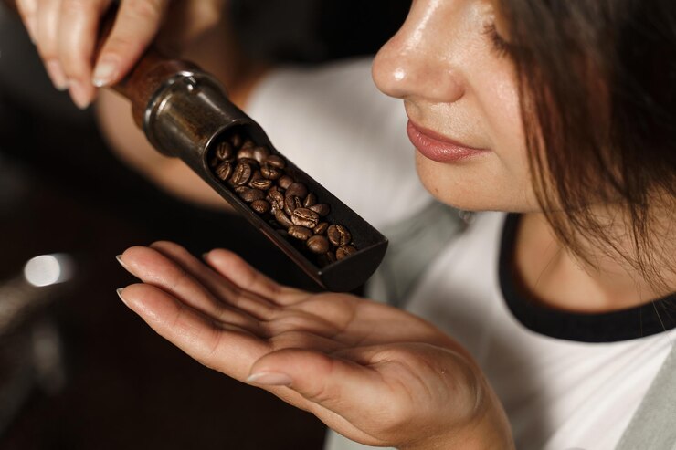 Foto queimador de café de rapariga cheiro de grãos de café torrados grãos de café aromáticos grãos de chá de café orgânico de alta qualidade