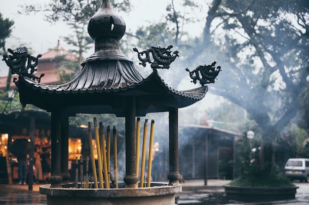 Queimador de incenso em um templo em Hong Kong