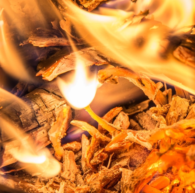 Foto queimando fogo com carvão quente