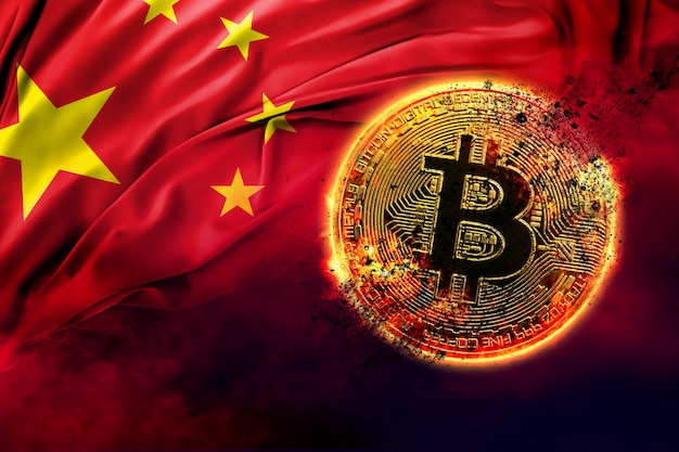Queimando moeda bitcoin dourada no fundo da bandeira chinesa