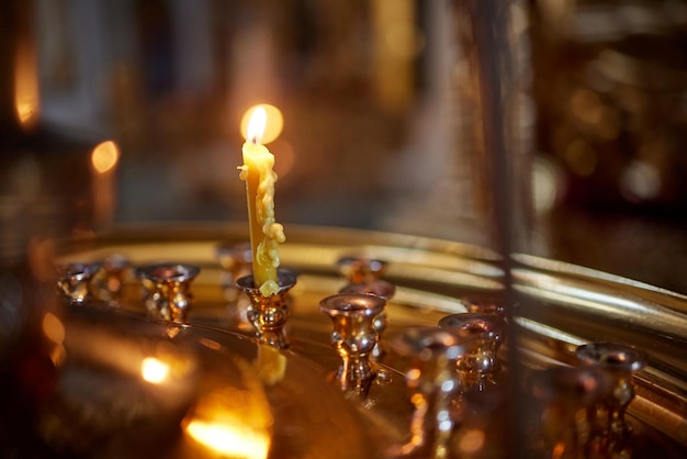 Queimando velas da igreja perto do altar closeup