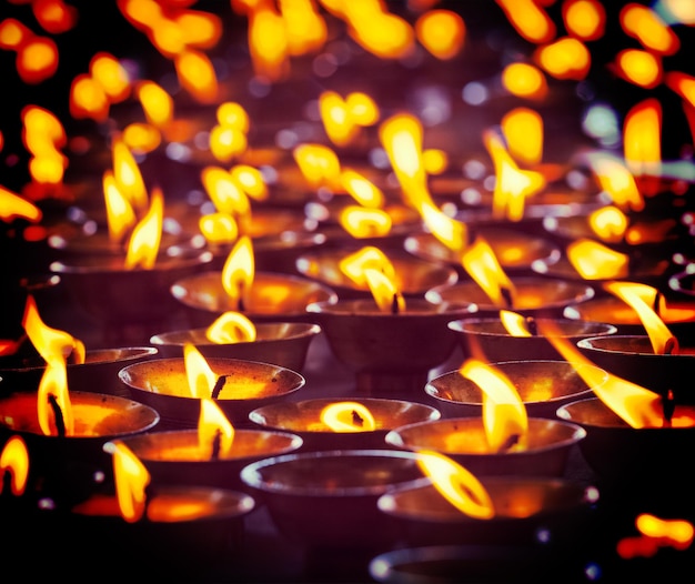 Foto queimando velas no templo budista tsuglagkhang complexo mcleod ganj himachal pradesh índia