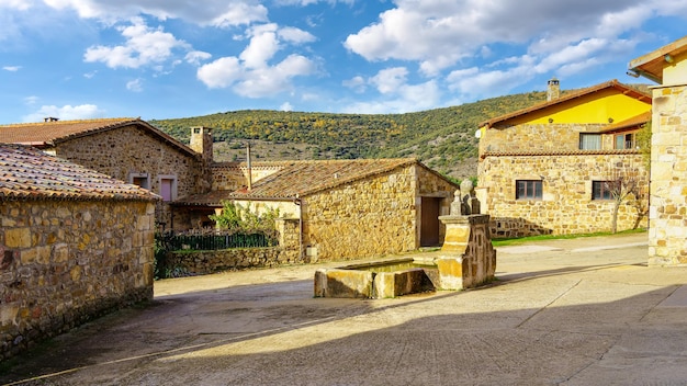 Quelle für frisches Bergwasser auf dem Platz des alten Steindorfes Spanien