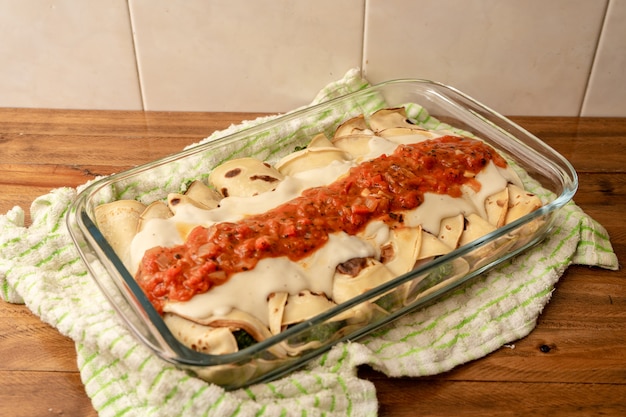 Quelle für hausgemachte Spinat-Cannelloni mit Bechamelsauce und Filet. Konzept der Hausmannskost, gesunde Ernährung, natürlich.