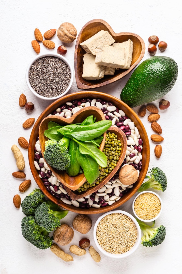 Foto quellen für pflanzliches protein und superfood. vielzahl von gesunden ernährungszutaten.