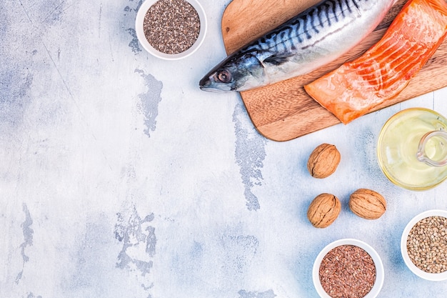 Foto quellen von omega-3-makrelen-lachs-leinsamen hanfsamen chia-walnüsse-leinsamenöl