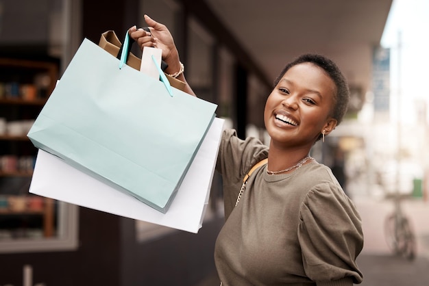 Quem diz que a felicidade não pode ser comprada Retrato de uma jovem atraente andando sozinha lá fora enquanto fazia compras na cidade