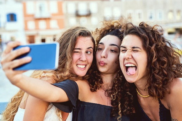 Quem pode fazer a cara mais engraçada Foto recortada de namoradas em férias