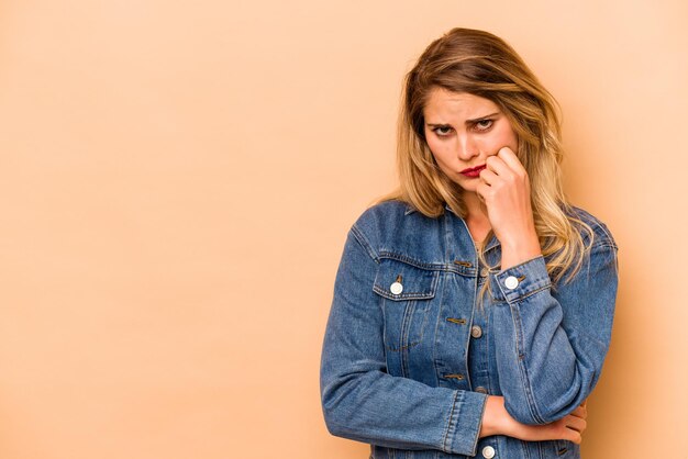 Quem se sente triste e pensativo olhando para o espaço da cópia