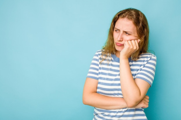 Quem se sente triste e pensativo olhando para o espaço da cópia