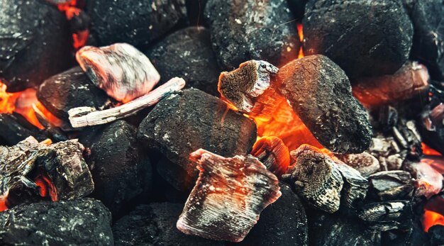 Foto quema de carbón en la parrilla llama de brasero retroprocesamiento enfoque selectivo