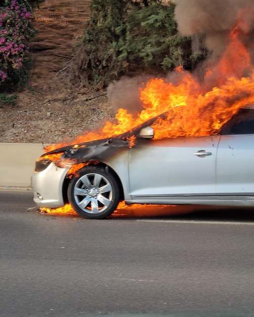Quema de coches antiguos en la carretera