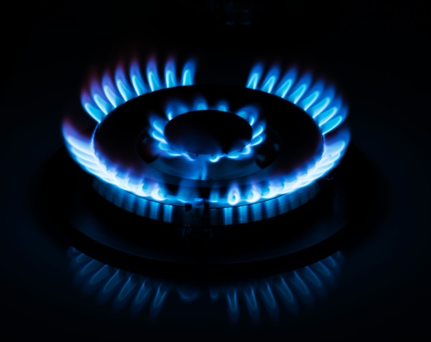 Quema de gas natural en la cocina estufa de gas en la oscuridad