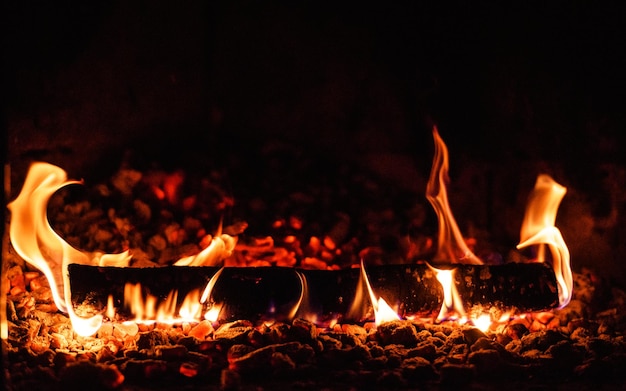 Quema de leña en primer plano de la chimenea