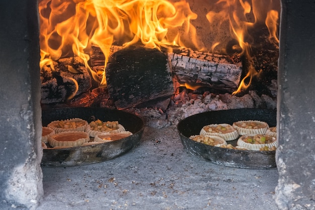 Quema de madera de abedul en un horno tradicional