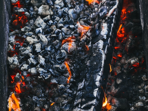 Quema de madera y brasas en el fuego