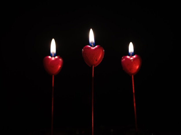 la quema de velas rojas en forma de corazón