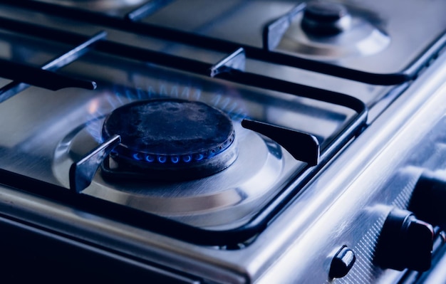 Quemador de estufa de gas de cocina con llama azul