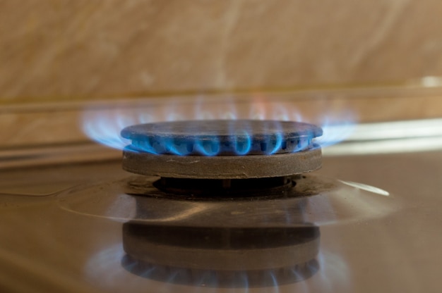 El quemador de la estufa con el gas encendido es azul.