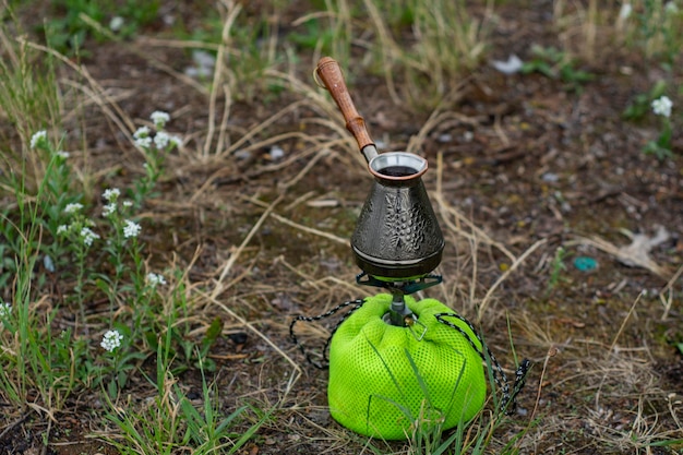 Quemador de gas turístico con cezve para café en el contexto de la naturaleza