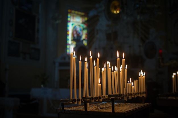 Quemando velas en la iglesia