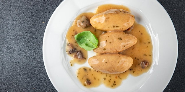 Foto quenelles schweinefleisch, pilzsauce, konservenkrug, essen auf einen teller legen, kochen, vorspeise, mahlzeit, essen