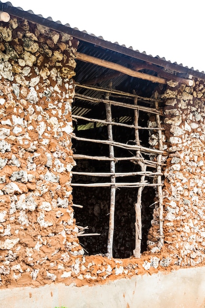 Quênia, cidade de Malindi. Detalhe da técnica tradicional de construção de casas pobres