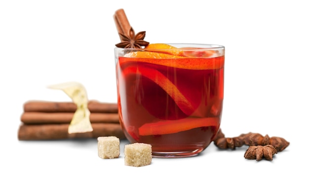 Quente vinho tinto quente para o inverno e Natal com rodela de laranja,