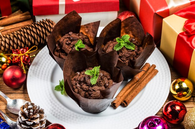 Queque do chocolate e abeto dos ramos. Época de Natal.