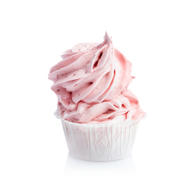 Queque saboroso cor-de-rosa isolado no fundo branco.