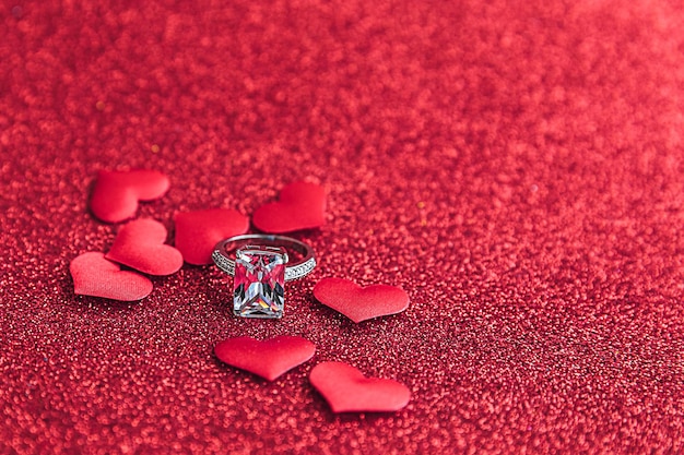 Quer se casar comigo, anel de casamento e muitos corações vermelhos em fundo vermelho glitter noivado casamento pro ...