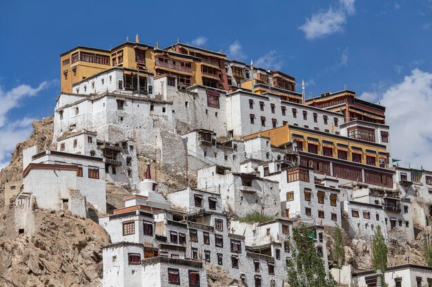 Querformat auf dem Weg zum buddhistischen Kloster Thiksey oder Thiksey Gompa in der Nähe von Leh in Ladakh Road Jammu und Kaschmir Indien