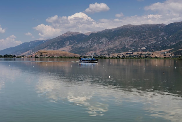 Querformat auf den See Pamvotis in der Stadt Ioannina und Schwimmschiff Region Epirus Griechenland an einem sonnigen Sommertag