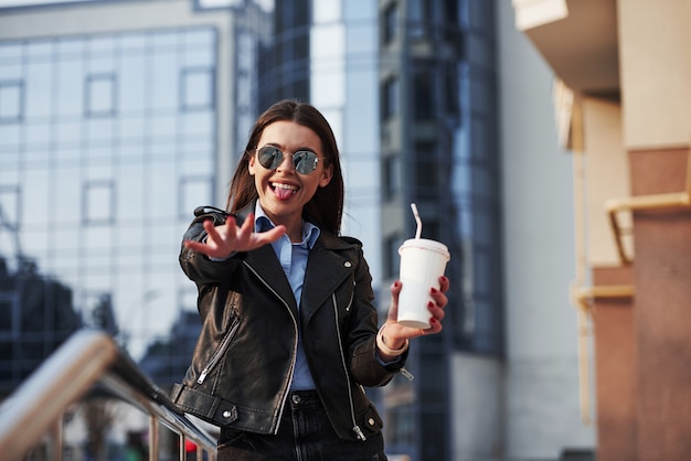 Quero brincar com você. Linda jovem com roupas quentes passeava pela cidade nos fins de semana