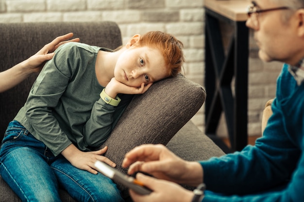 Quero dormir. menina ruiva deprimida sentindo-se muito cansada ao ouvir a psicóloga