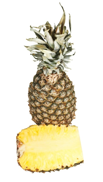 Querschnitt einer Ananas und einer reifen Ananas