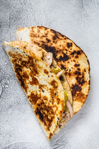 Foto quesadilla asada de pollo con queso en el cuadro blanco. vista superior.