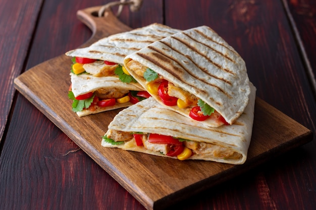 Quesadilla com frango, tomate, milho, queijo e pimenta. Comida mexicana. Comida rápida.