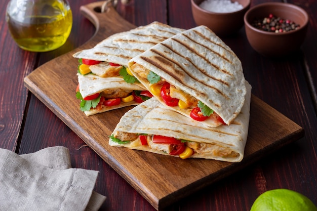 Quesadilla com frango, tomate, milho, queijo e pimenta. Comida mexicana. Comida rápida.