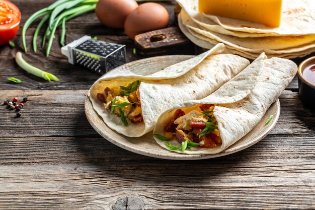 Quesadilla de café da manhã com ovos fritos, bacon, queijo